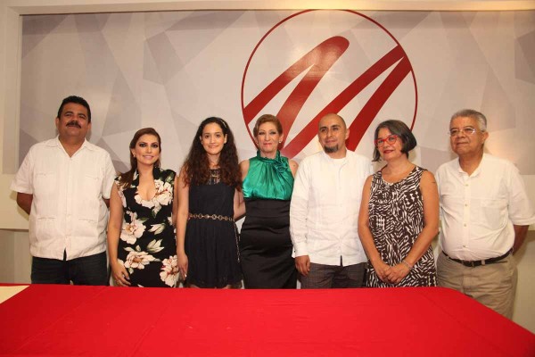 Los autores premiados con Juan José Rodríguez, Lorena Tirado, Olga María Enciso, Laura Medina y Enrique Vega Ayala.