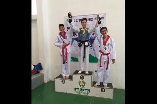 Escuinapense se cubre de oro en Regional de Taekwondo