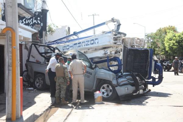 $!El 4 de agosto del 2020 un elemento de la Secretaría de Marina Armada de México murió y tres más resultaron lesionados luego de que la camioneta en que viajaban fue impactada por un camión grúa.