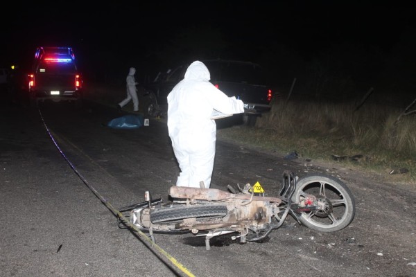 Dos jóvenes muertos y uno herido deja choque entre dos motocicletas con una camioneta en Eldorado
