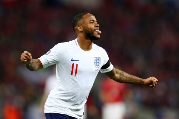 Raheem Sterling marca tres goles por los ingleses. (Foto: Twitter @UEFAEURO)