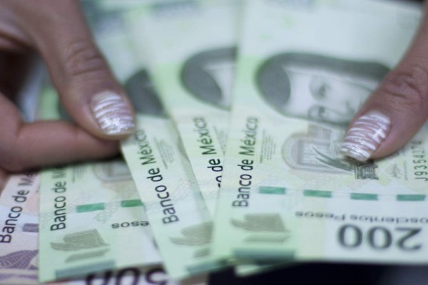 AMLO propone aumento de 15% al salario mínimo en 2021