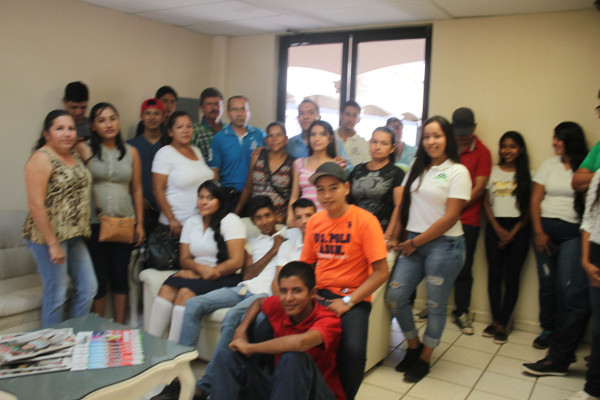 Padres de familia y alumnos de telesecundaria acudieron a Palacio Municipal para pedir apoyo para aulas al Alcalde.
