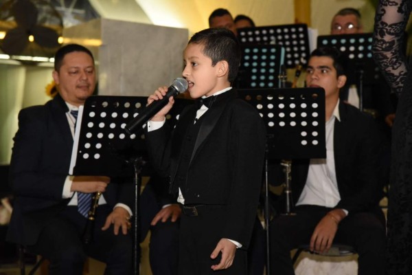 El pequeño Héctor Sigifredo López Orrantia conquista al público al interpretar Noche feliz, de Adolphe Adam.