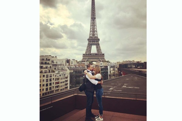 Vacacionan Poncho y Celia Lizárraga en París