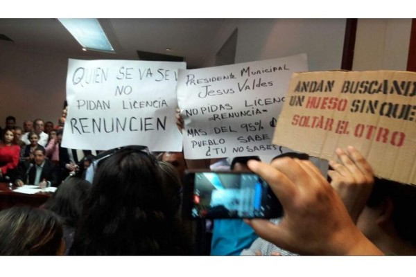 Con protestas y aplausos deja Jesús Valdés, Alcalde de Culiacán, el cargo; lo releva Sandra Lara