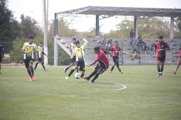 AM Sports está a la caza del líder en la Liga de Futbol Juvenil B