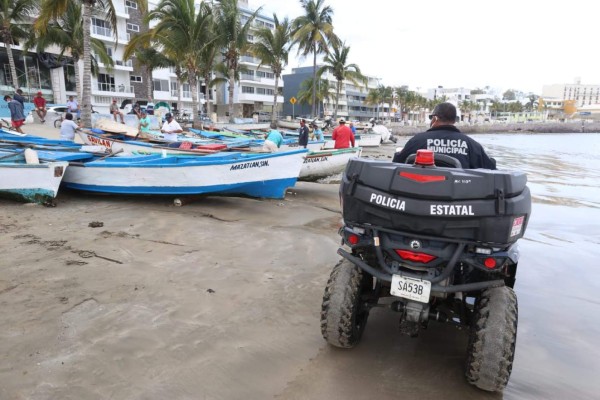Retira salvavidas a grupo de personas que se aglomeraban en Playa Norte, en Mazatlán