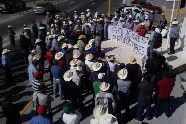 Protestan agricultores en la caseta de Cuatro Caminos, en Guasave