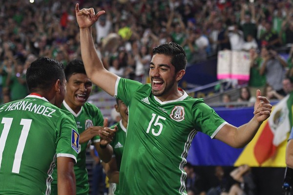 Rodolfo Pizarro celebra su gol.