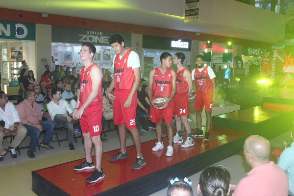 Jugadores de Venados de Mazatlán Basketball presentan el uniforme de casa.