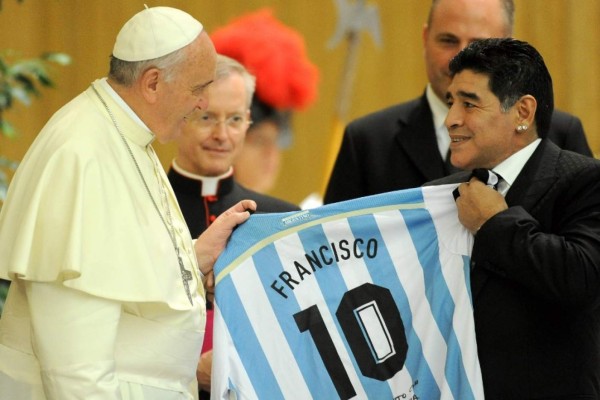 Diego Armando Maradona y el papa Francisco se reunieron en varias ocasiones.