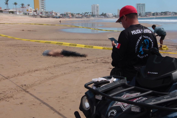 Surfista se topa con cuerpo en el mar de Mazatlán