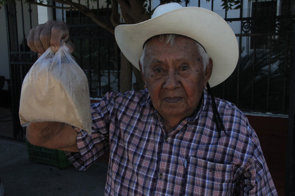 Don Teodoro Hernández Mendoza vende pinole en la cabecera desde hace más de dos décadas.