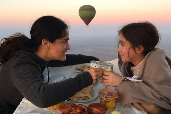 La actriz mexicana Salma Hayek comparte en redes los momentos que vive junto a su hija Valentina.