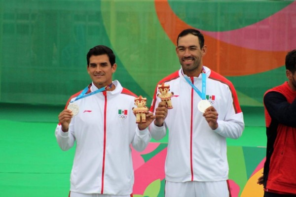 Lombardo Ontiveros y Juan Virgen muestran su medalla de plata. (Foto: Conade)