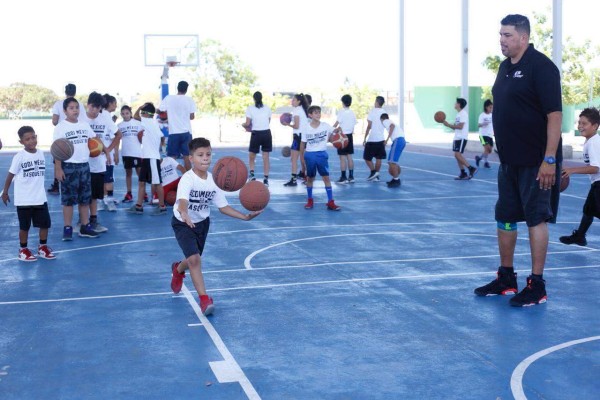 Horacio Llamas impartió su gran experiencia a los basquetbolistas.