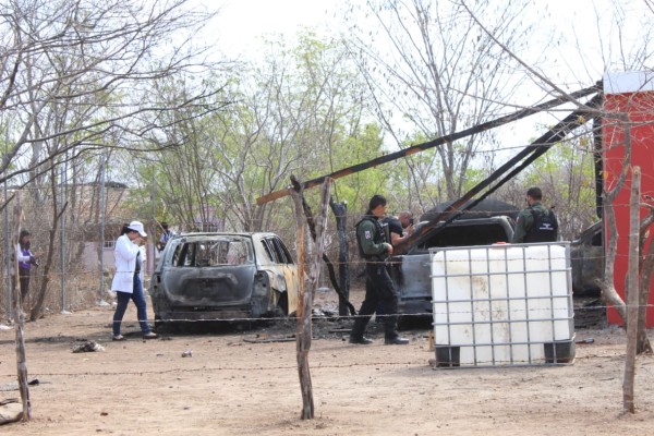 En Comanitos, Mocorito, incendian casa y tres camionetas