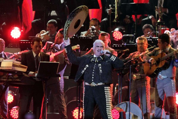 Vicente Fernández se despide de los escenarios.