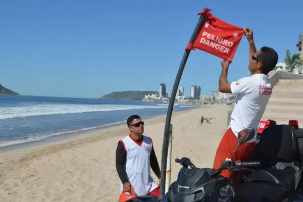 $!Exhortan a turistas y locales a tomar precauciones en playas durante la temporada vacacional de verano en Mazatlán