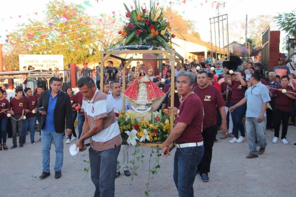 Cientos de personas acudieron a Matatán para venerar la imagen de la Virgen.