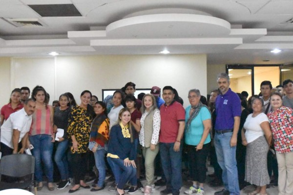 Los jóvenes recibieron el apoyo económico para sus estudios.