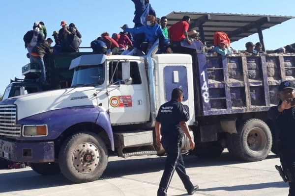 Descansan migrantes en caseta fitosanitaria de La Concha, para luego seguir su camino