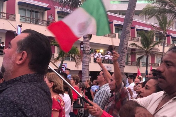 El sur de Sinaloa le aplaude a AMLO en Mazatlán