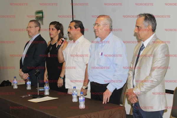 El Colegio de Cirujanos Dentistas de Mazatlán inauguró ayer el Tercer Foro Dental Mazatlán 2016 en el Centro de Convenciones.