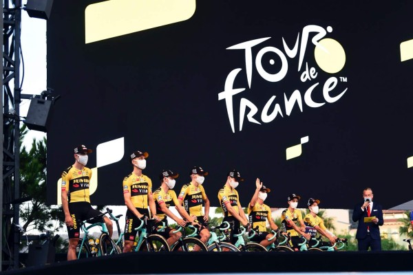 El Tour de Francia esconde su sonrisa tras una mascarilla