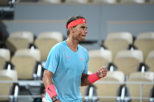 El doce veces ganador en París se verá ahora las caras por una plaza en los cuartos de final con el estadounidense Sebastian Korda. (Twitter @rolandgarros)