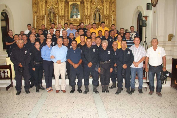 Exaltan logros profesionales de agentes policiales de Rosario