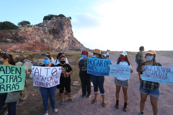 En la Isla de Chivos protestan para exigir freno a construcción cercana a un venero de agua