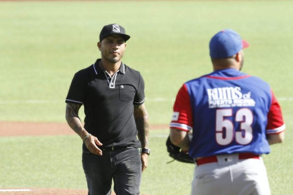 Miguel Ángel Cotto lanza la primera bola previo al Puerto Rico-México en la Serie del Caribe