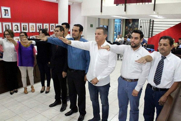 Los integrantes de la Junta de Gobierno hacen protesta.