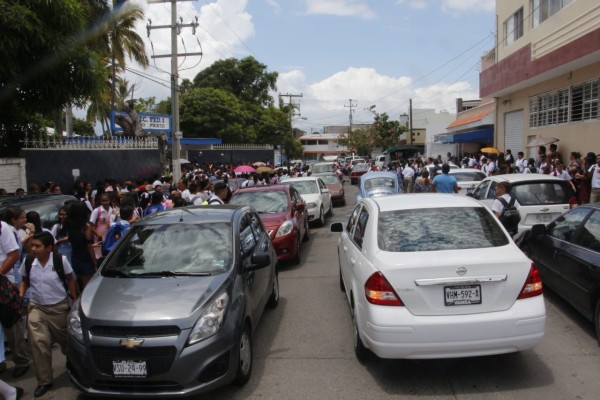 Genera caos vehicular primer día de clases en la secundaria ‘Guillermo Prieto’