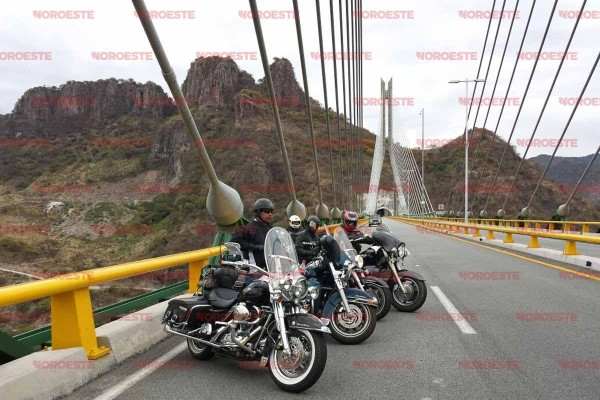 Arriban a Mazatlán a bordo de sus 'caballos de acero'