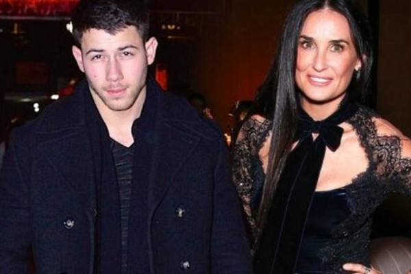 Nick Jonas y Demi Moore.