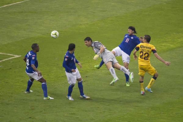 Moisés Muñoz en aquel histórico cabezazo en la final contra Cruz Azul.