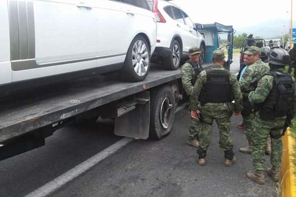 Se accidenta convoy que llevaba vehículos del hijo de ‘El Chapo’