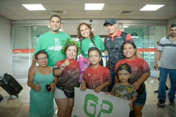 Campeona de Mundial de Paratletismo regresa a Sinaloa; la recibe Quirino