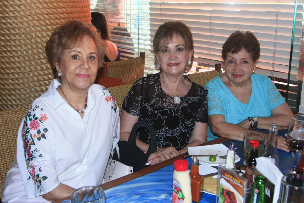 Conny de Cárdenas, Margot Ibarra y Celina de Pico.