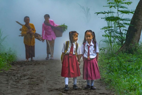 Dos niñas en un bosque de indonesia. Foto: Lety Liza