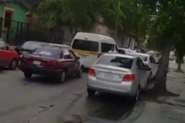 Taxis rojos bloquean en Zona Dorada a unidades de Atamsa