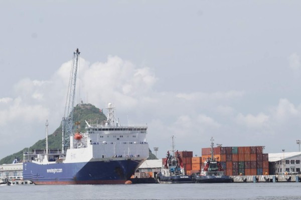 AMLO ordena a fuerzas armadas controlar aduanas marítimas y terrestres