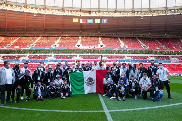 Tigres de la UANL se toma la foto con la bandera de México. Foto: Twitter @TigresOficial