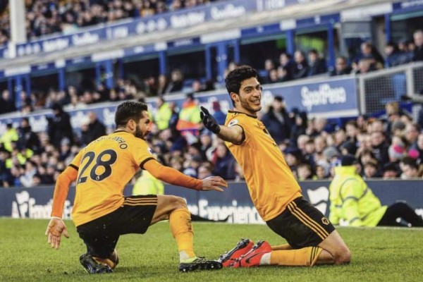 Raúl Jiménez marcó el segundo gol para los Wolves. (Foto: @WolvesEspañol)