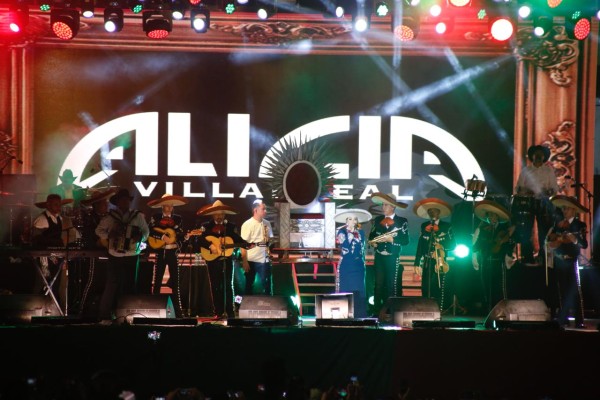 En Mazatlán, festejan 209 años de independencia con Alicia Villarreal