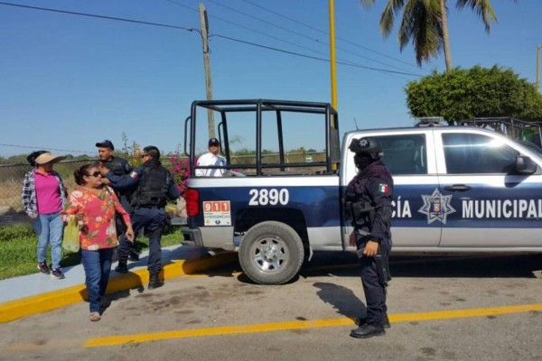 Impiden policías toma de caseta de Alhuey en Angostura