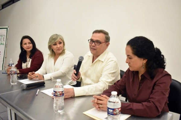 Ulises Cisneros durante la conferencia.